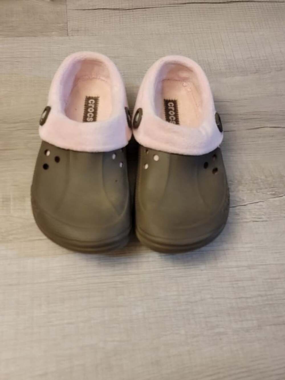 CROCS Women Cozy Lined Clog in Light Pink and Olive Size 9